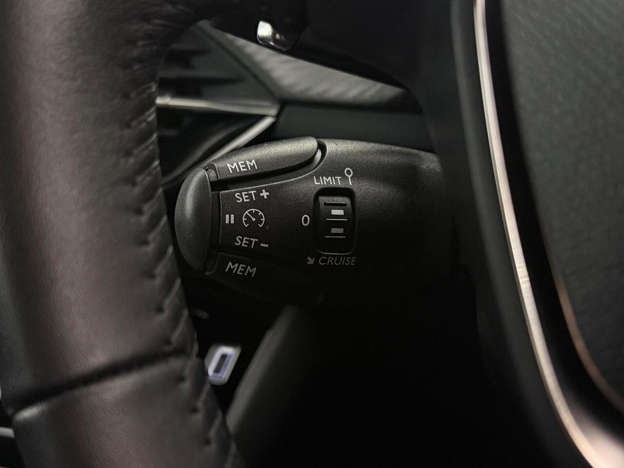 Peugeot 2008 thumbnail Misc Controls