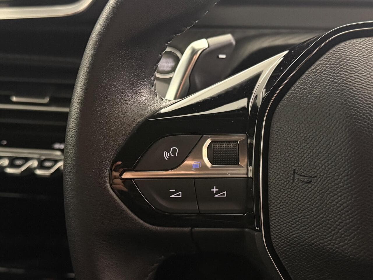 Peugeot 2008 thumbnail Misc Controls