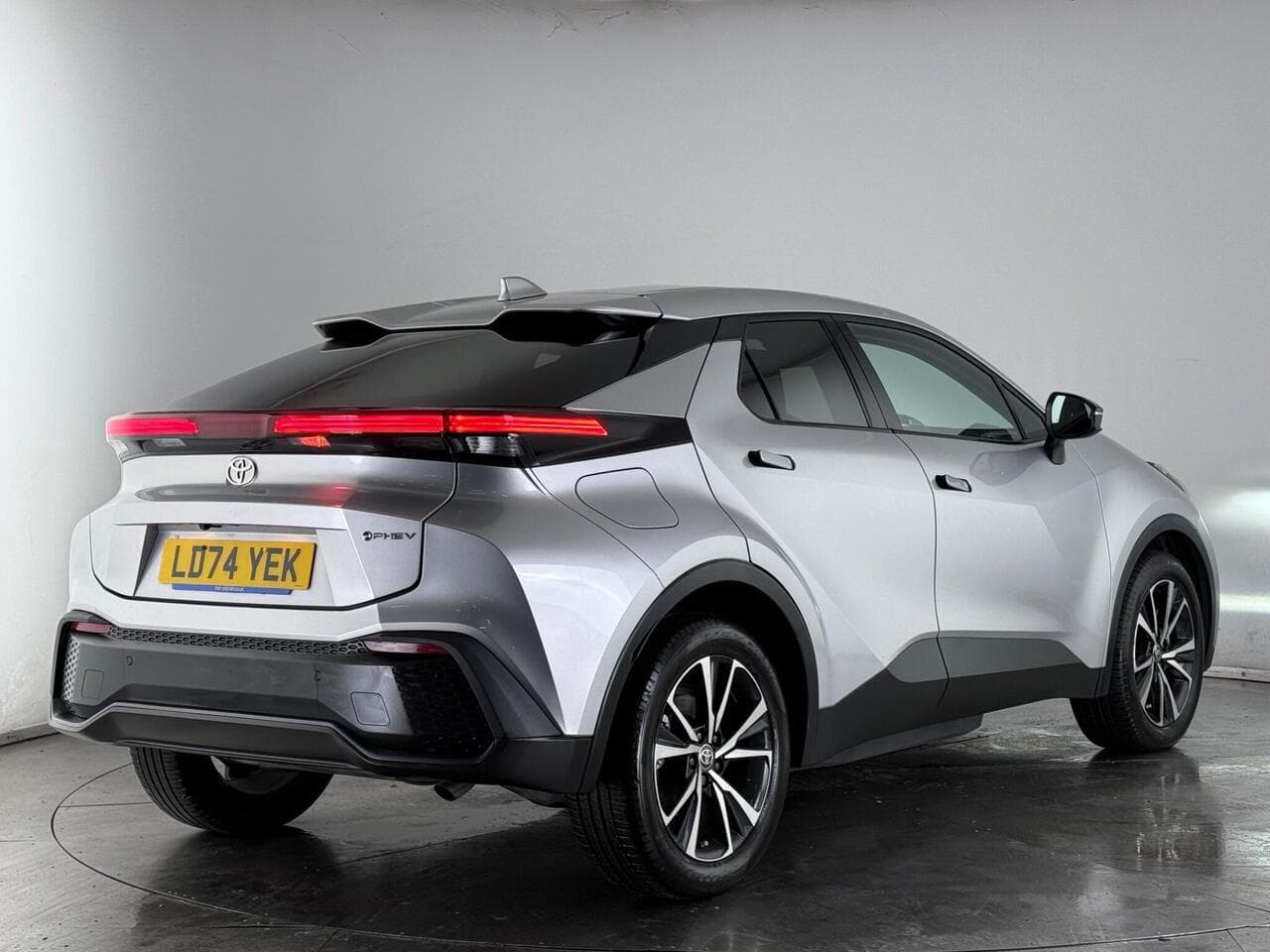 Toyota C-HR thumbnail Rear Right