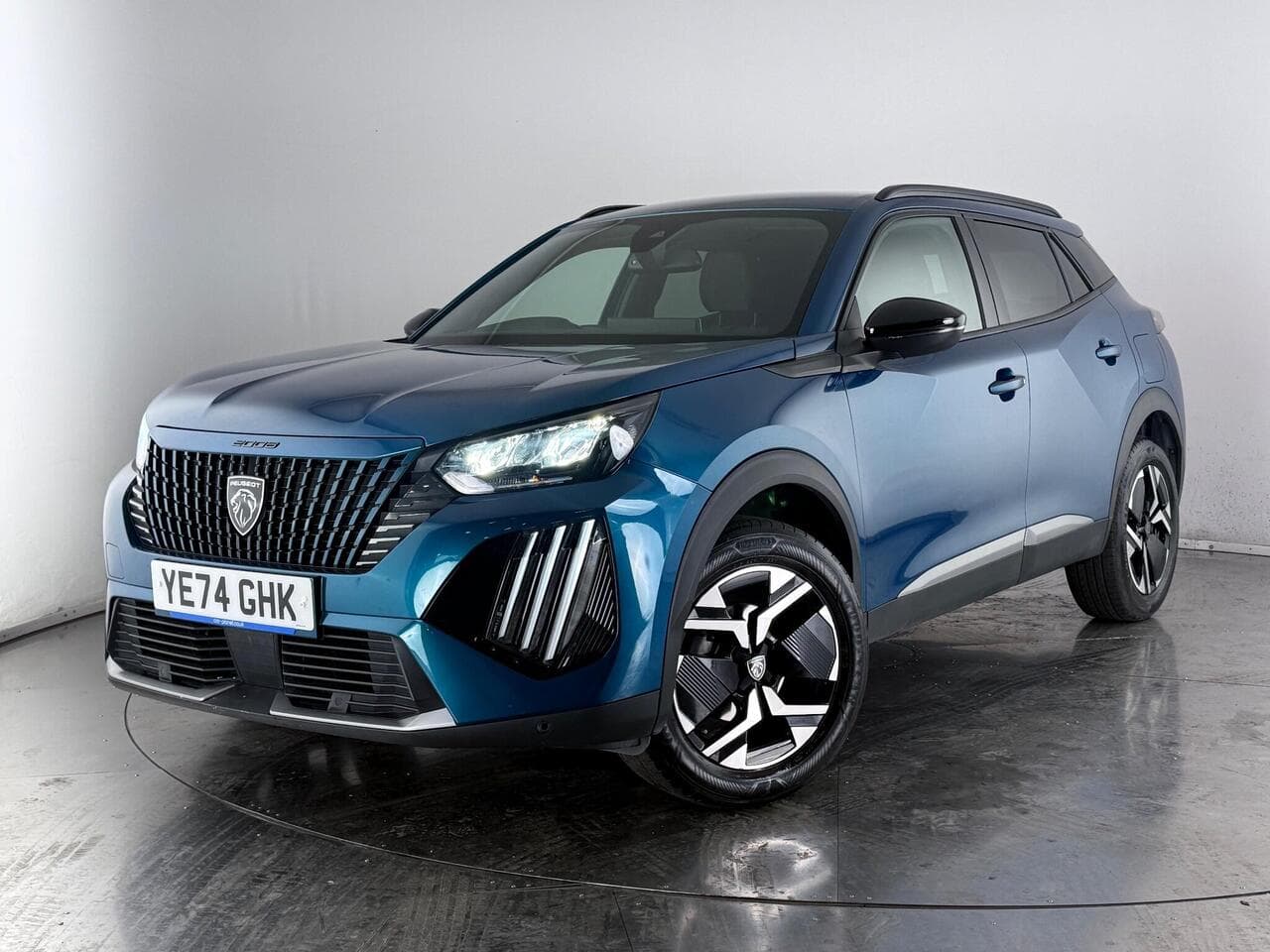 Peugeot 2008 thumbnail Front Left
